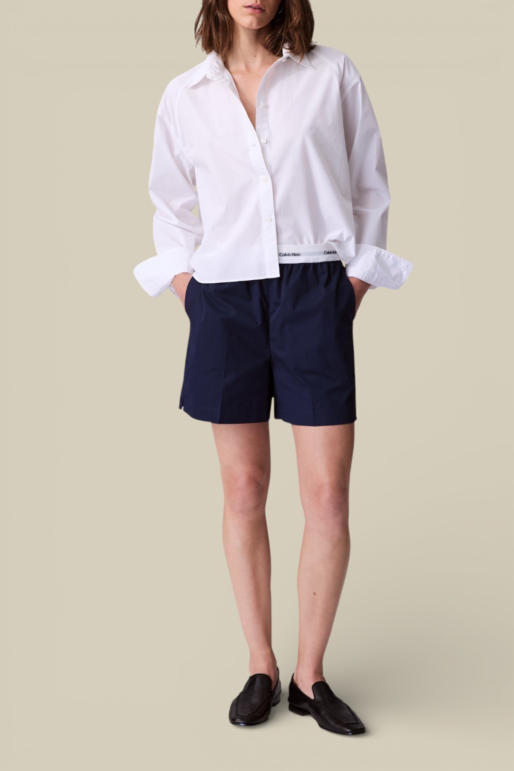 תמונת כל הלוק של חולצת כפתורים קרופ